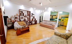 Дворівнева Квартира У Центрі Біля Корпусного Парку Мережа Alex Apartments Цілодобове Безконтактне Заселення Документи Для Відрядження